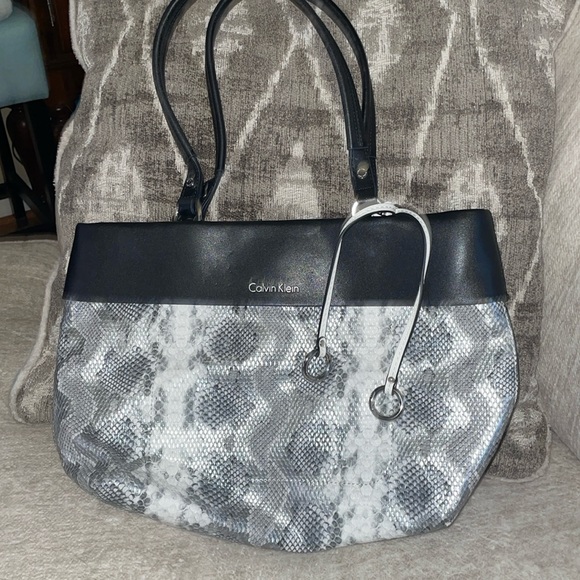 ❤️Calvin Klein Snakeskin Purse - Picture 2 of 5